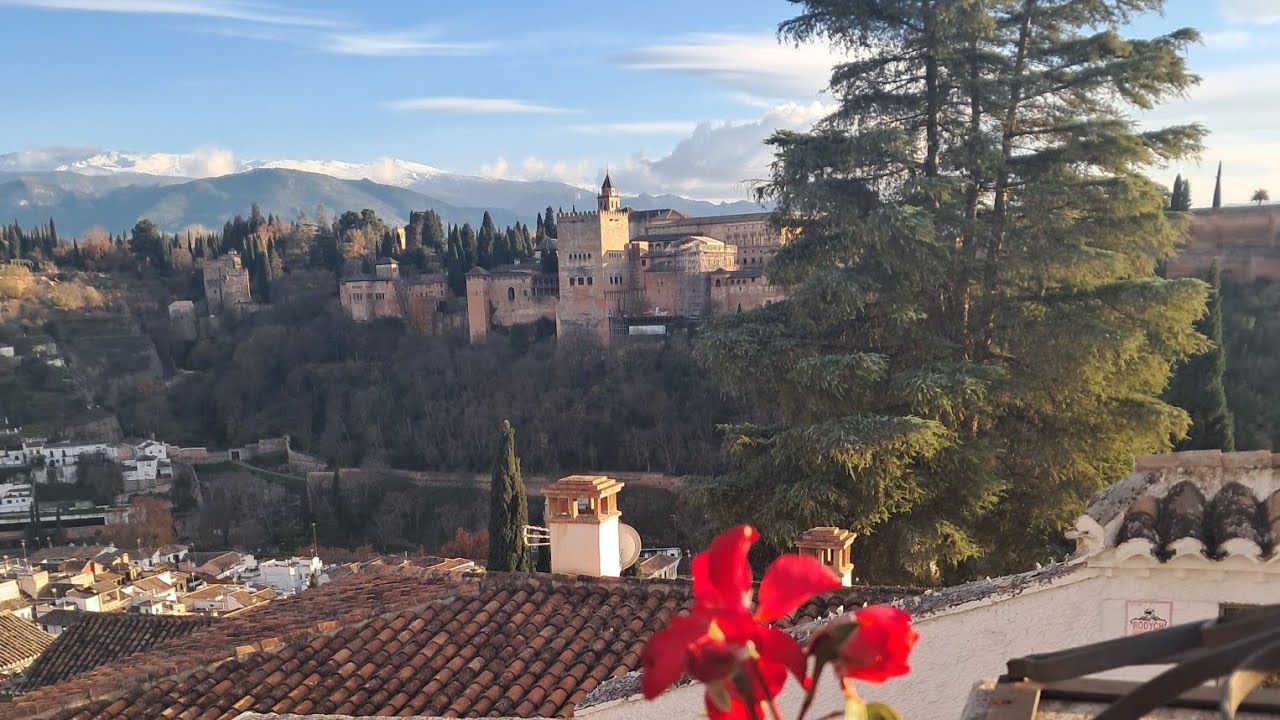 Granada city walk to highlights of the town and viewpoint of Alhambra incl. cave museum #granada 