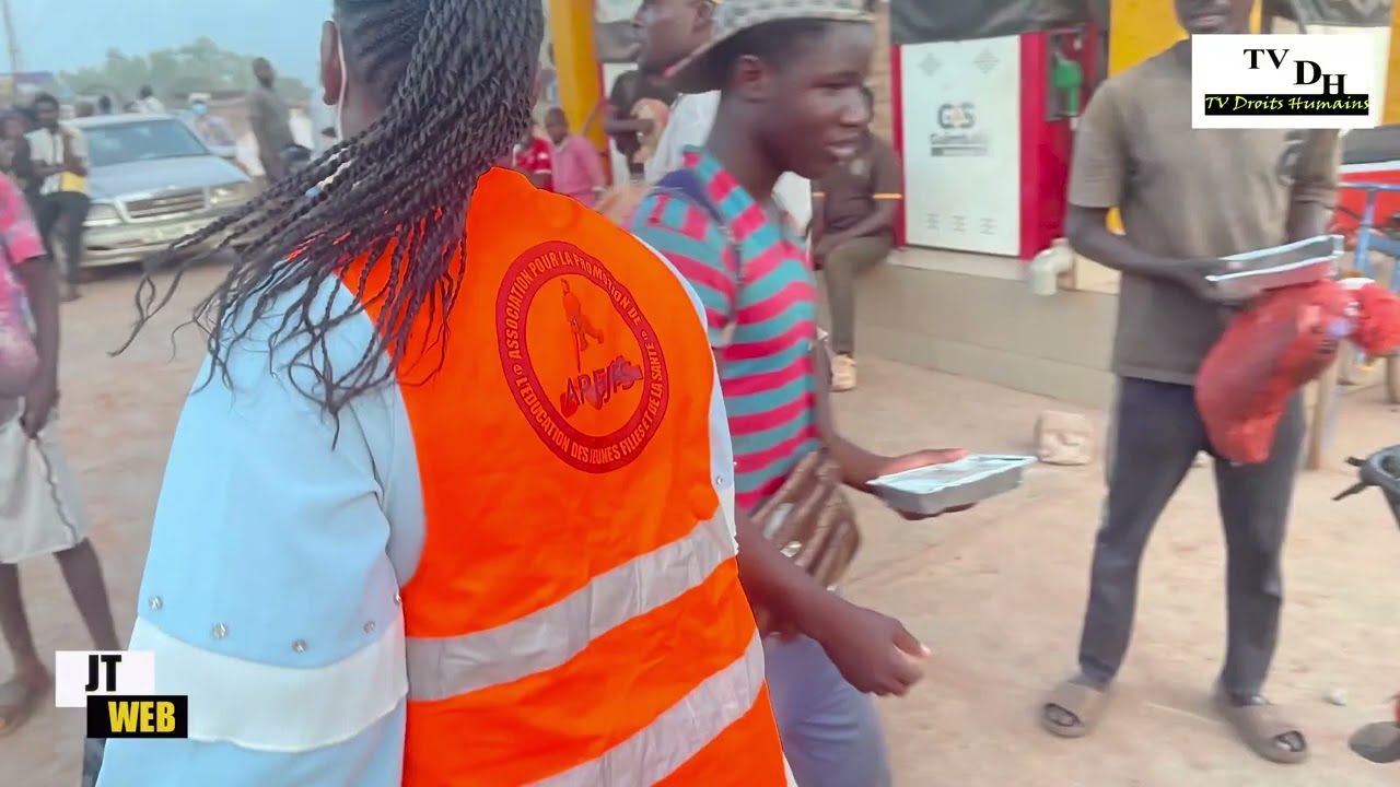 Au Mali : une association apporte de la nourriture aux personnes bloquées dans les stations  APEJFS