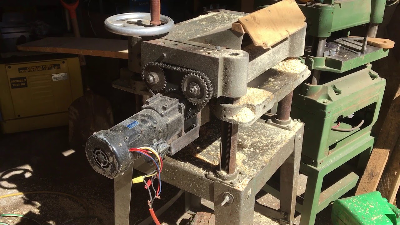 Adaptación de motoreductor en un cepillo para madera con transmisión de alimentación dañada.