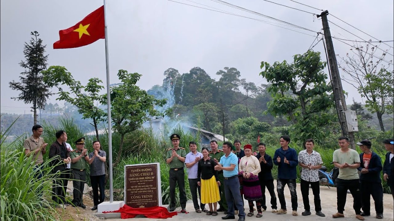 Tổng kết Kh&aacute;nh Th&agrave;nh đường th&ocirc;n Sảng Chải B 15 M&acirc;m cỗ c&ugrave;ng d&acirc;n bản. Nguyễn Tất Thắng