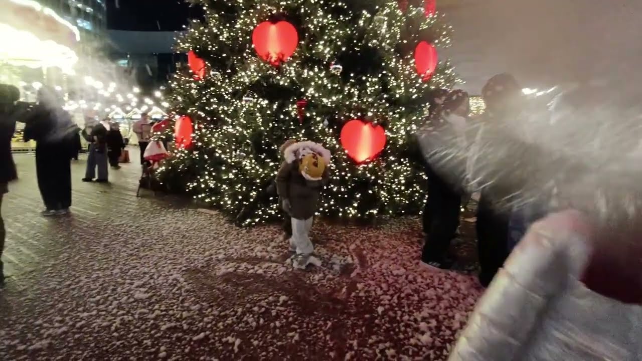 롯데타운 크리스마스 마켓의 스노우 샤워