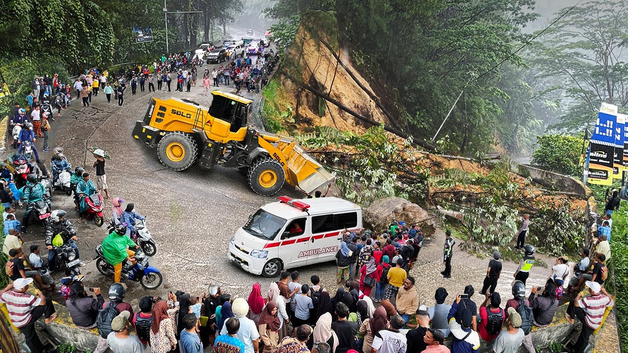 SITUASI DARURAT !!! LONGSOR BESAR JALUR SITINJAU LAUIK LUMPUH, Warga Sampai Dilarikan Ke Rumah Sakit