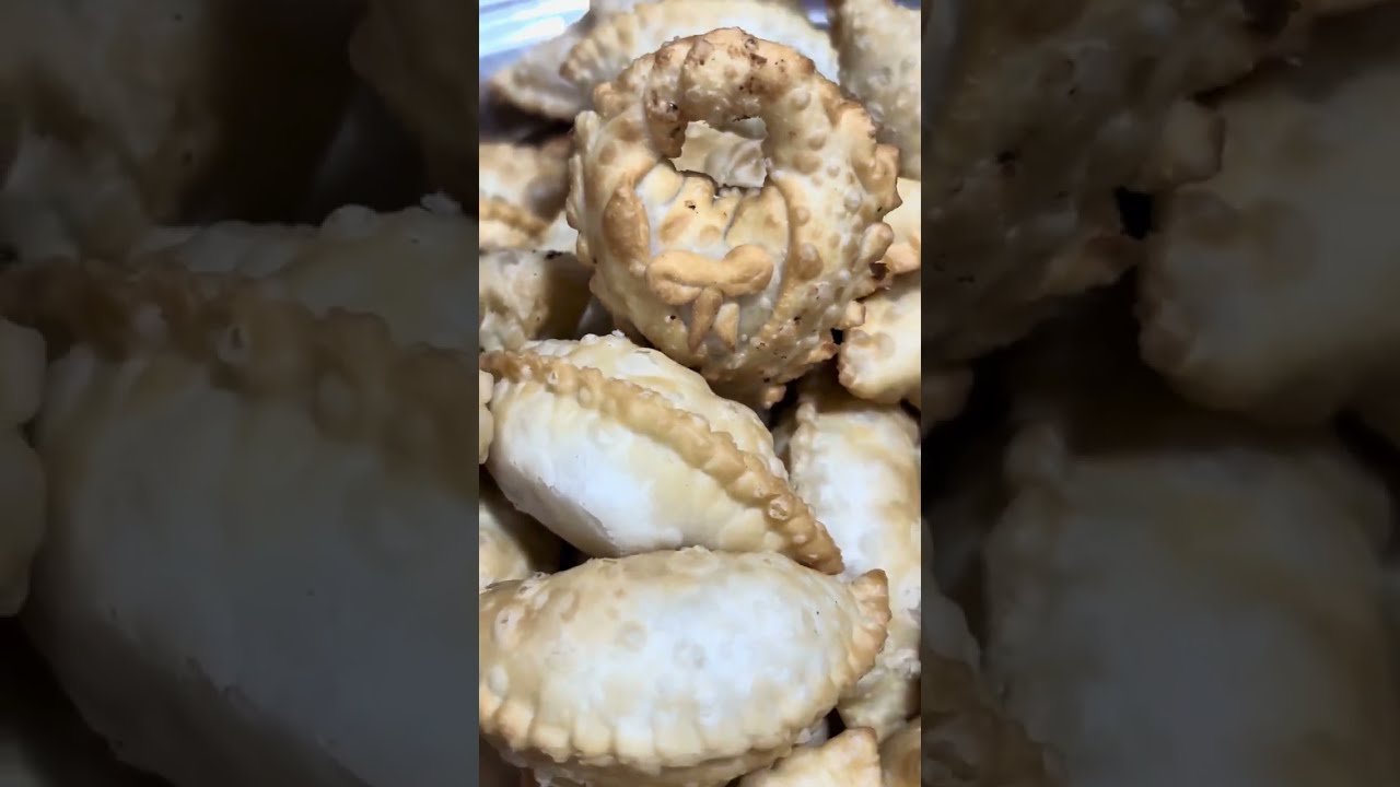 #holispecial #gujiyabananekirecipe #trendingvideo #foodlovers #yummyfood #shortvideo 🤗