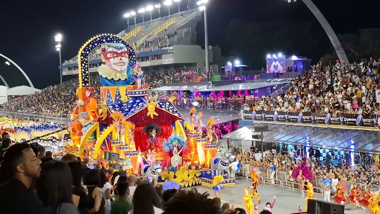 As pessoas estão apreciando o belo desfile do Carnaval que passa pelo campo de desfiles #carnaval