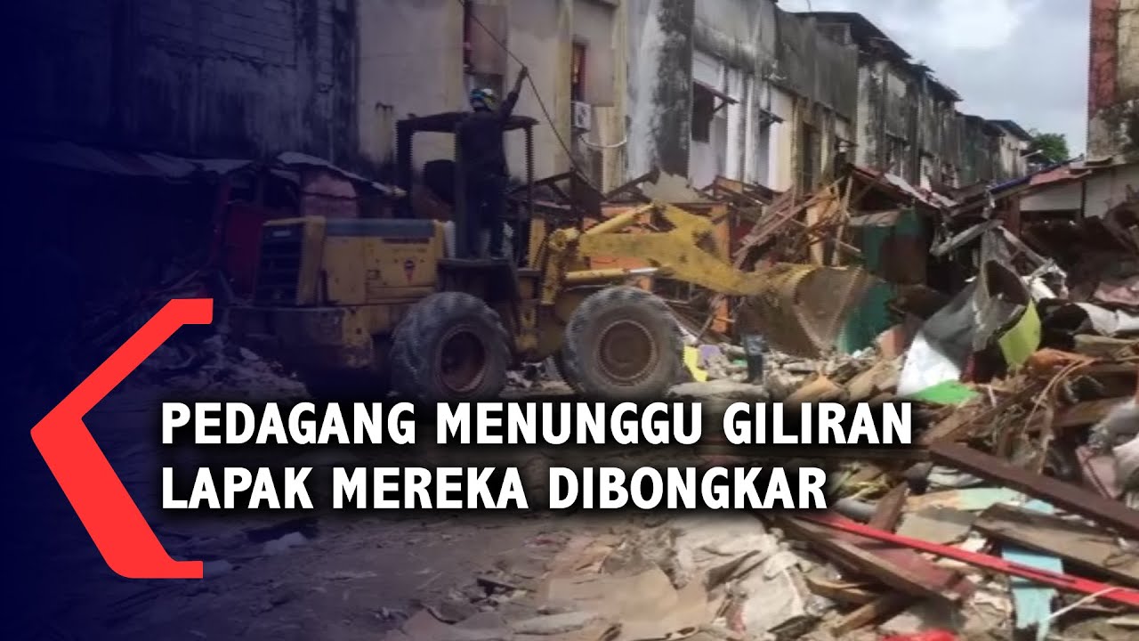 Sejumlah Pedagang Menunggu Giliran Lapak Mereka Dibongkar