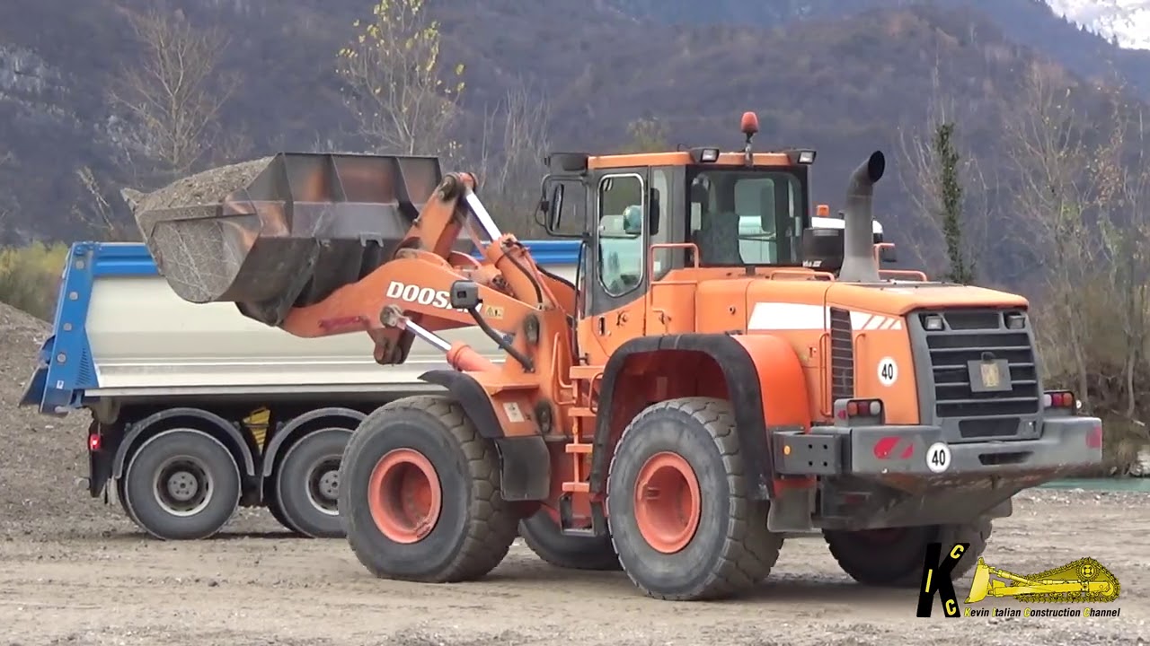 Doosan DL300 Wheel Lodaer Loading Gravel on Trucks