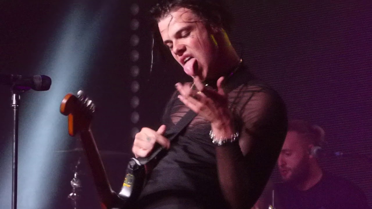 Yungblud - King Charles (Dom kisses Adam) - Moscow - 30.08.19