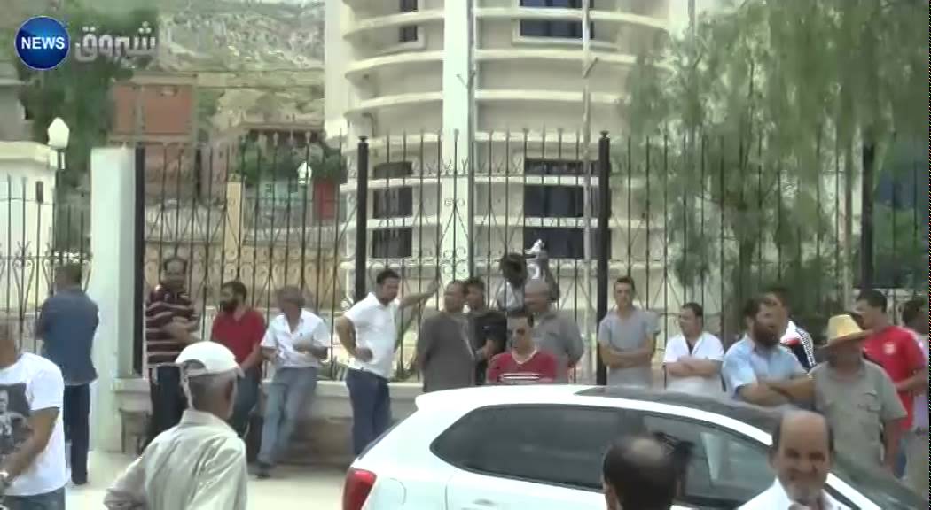 برج بوعريريج: قرار توقيف رئيس بلدية المنصورة يخرج السكان إلى الشارع