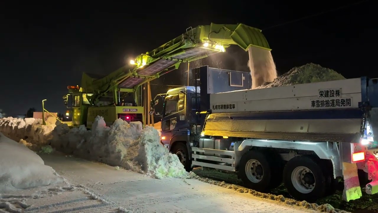 凄いダンプに雪を積み込む