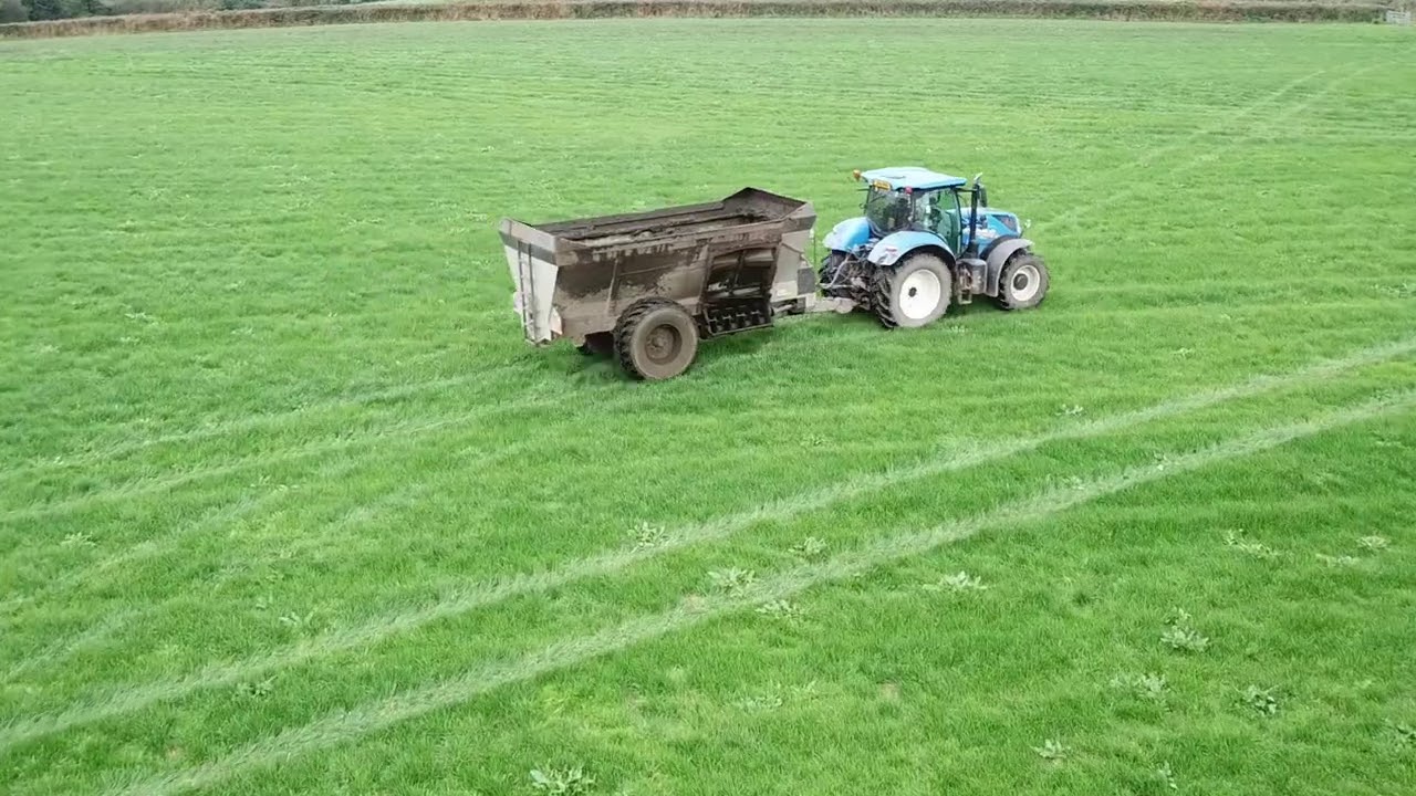 Muck spreading with Shelbourne Reynolds 3200