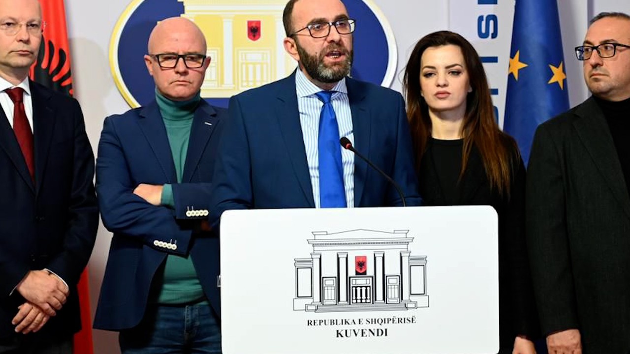 Pse socialistët ngurrojnë të mbledhin Këshillin e Mandateve? Ruci: Do digjen afatet