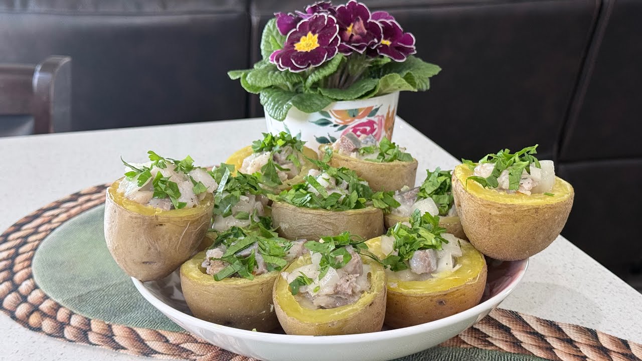 Картофель в мундирах с сельдью и маринованным луком - простое блюдо, которое всегда нравится 🥔