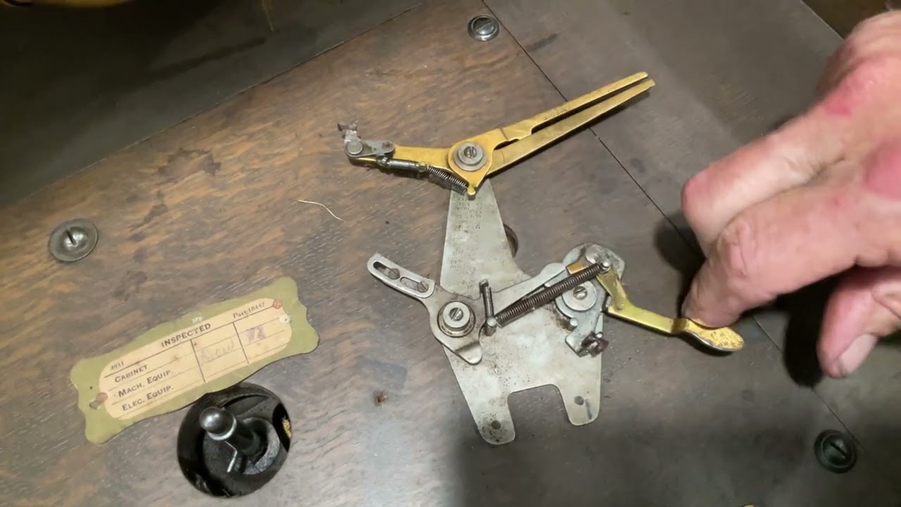 1060.   How a Victor Orthophonic phonograph automatic brake system works