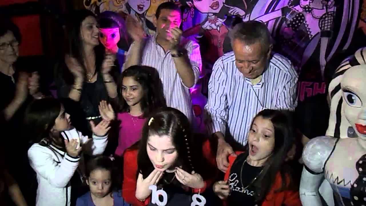 A hora do Parabéns para Duda, Ana Clara e vovô Sylvio Carlos Guerra. Festa e Companhia. 09/08/2013.