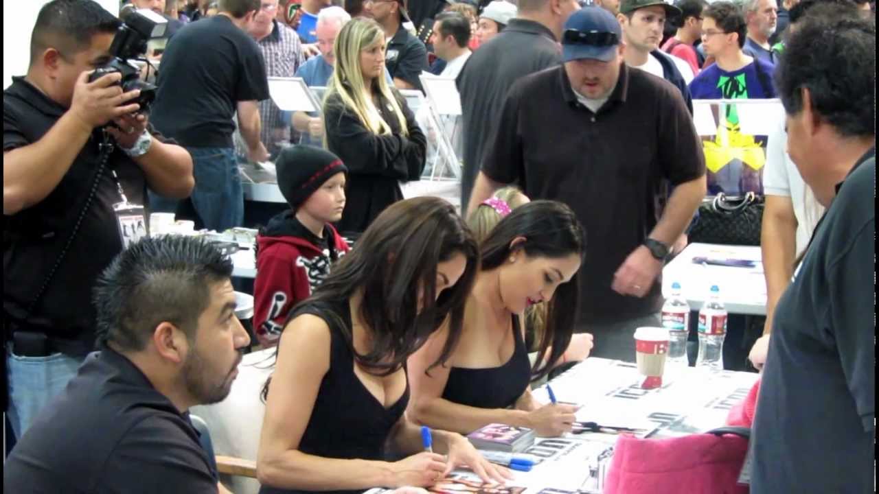 WWE - The Bella Twins - Nicole & Brianna - Autograph Signing