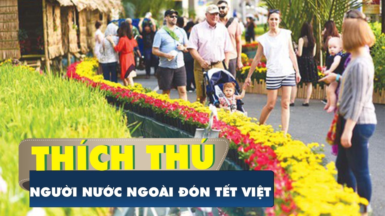Người nước ngoài thích thú khi đón Tết ở Việt Nam