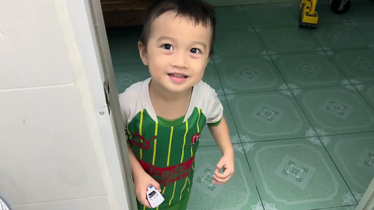 Cu Tin vs Cu Béc đi học về chào bà nội, chú Anh. Cu béc hát cho bà nội nghe 
