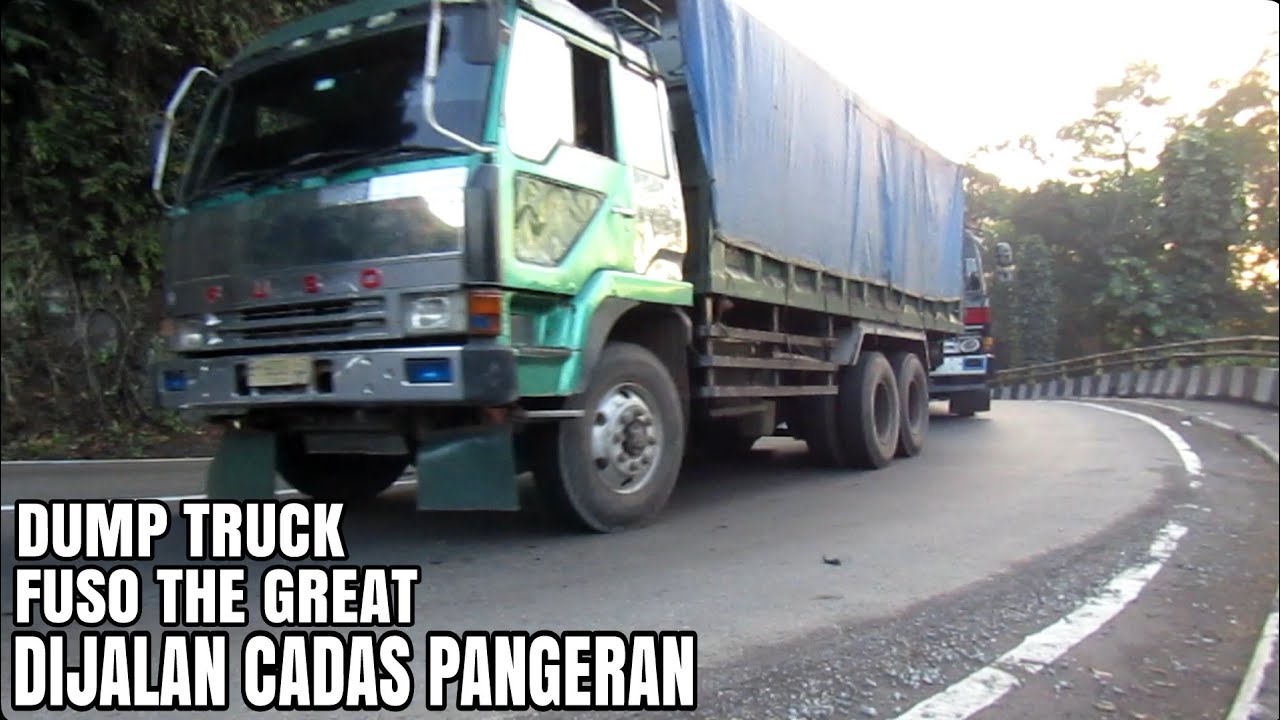 Truk Truk Muatan Berat Dijalan Cadas Pangeran Sumedang Jawa Barat