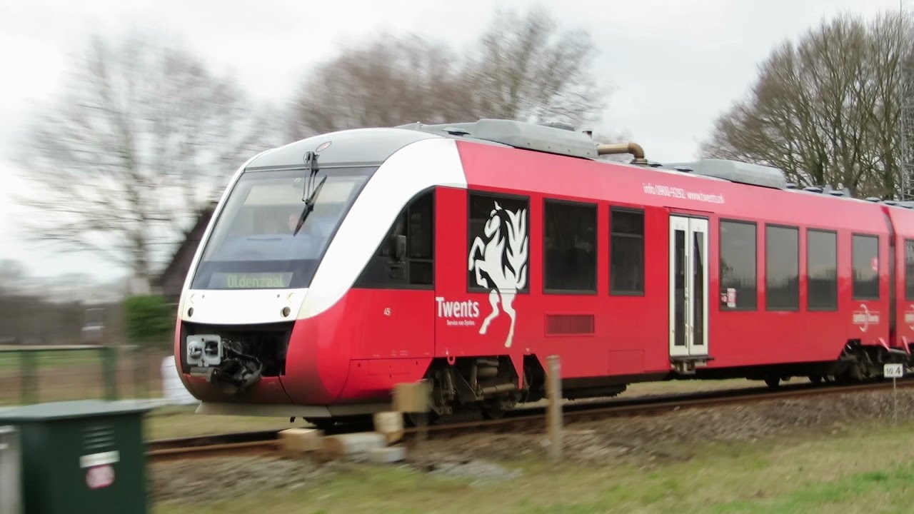 Treinen Syntus passeren elkaar te Laren