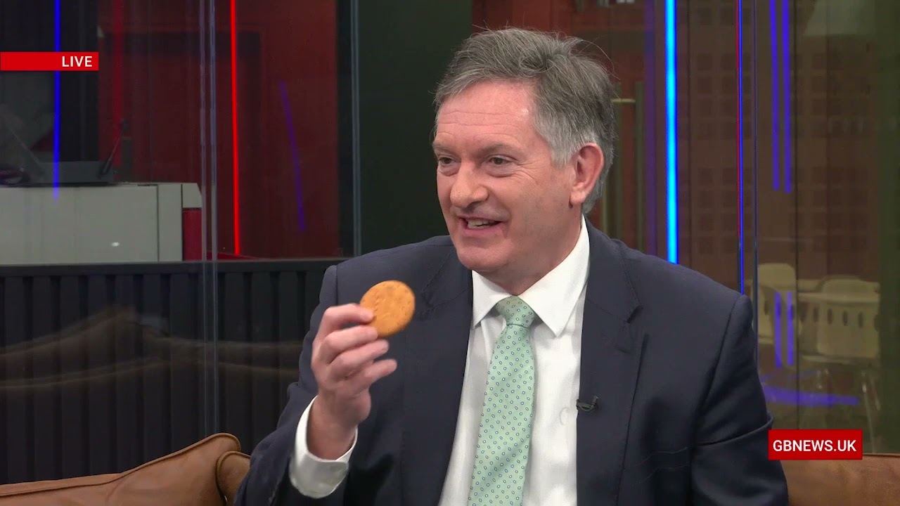 Simon McCoy shows Kirsty and Rosie the best way to eat a biscuit - according to science!