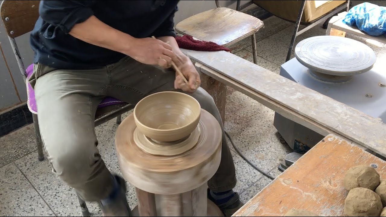 How to throw a bowl on a kick wheel (method 1) by Hyangjong Oh