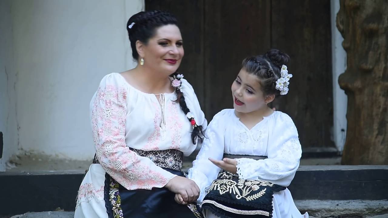 Codruta Magurean si Ana Maria   Asta i fata mea, asta i mama mea