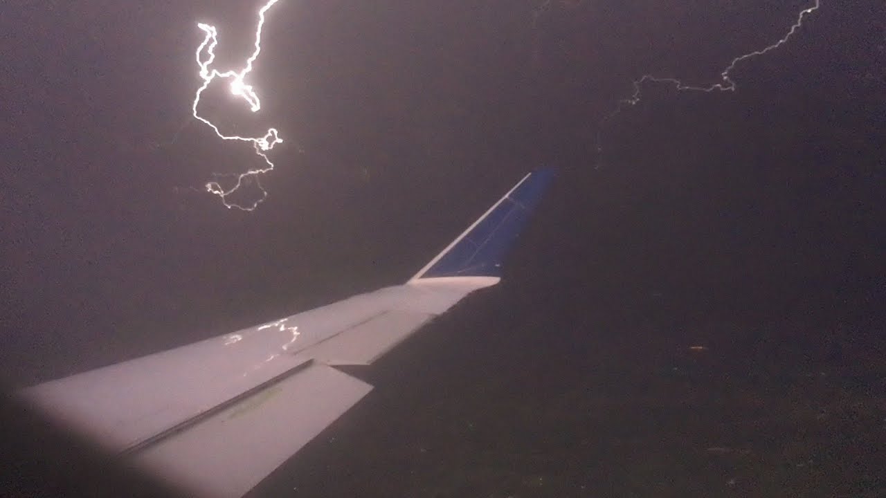 Delta Flight 5176 Landing in Omaha Thunderstorm - May 9, 2016