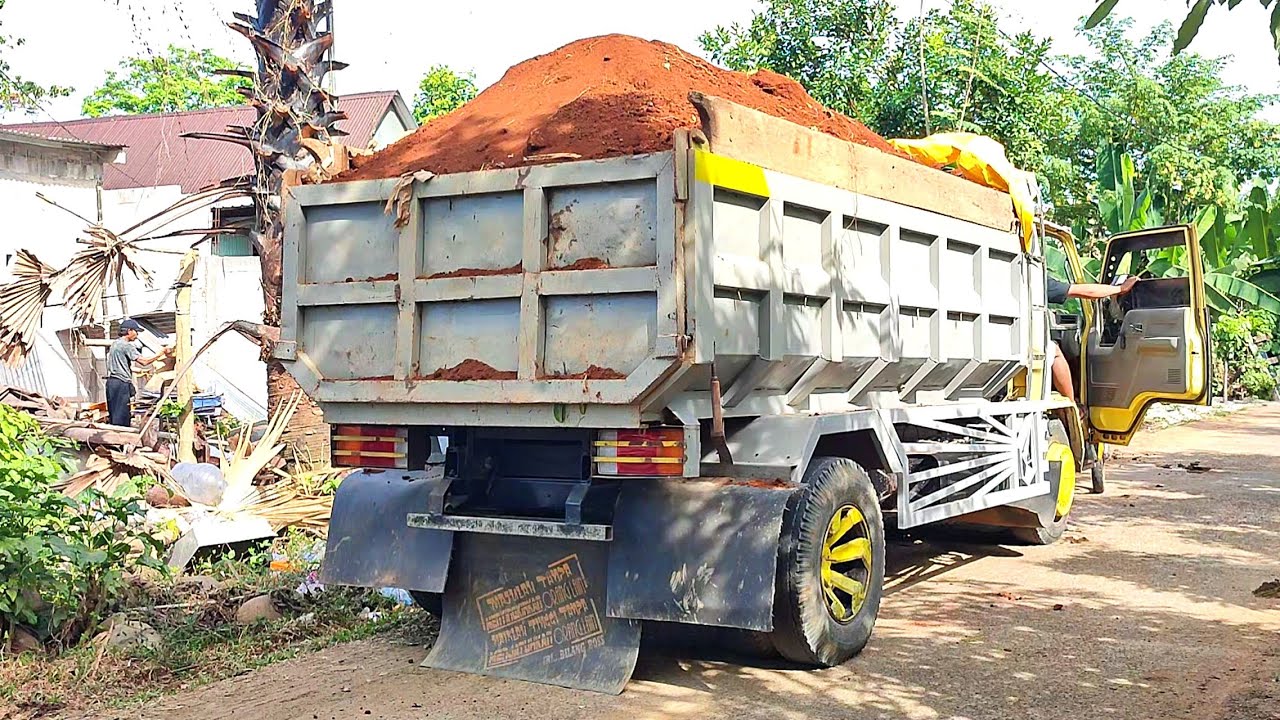 Truk Jomplang. Mobil TRUK RAGASA Bongkar Muatan TANAH Timbunan FULL BAK Menggunung DILOKASI SEMPIT