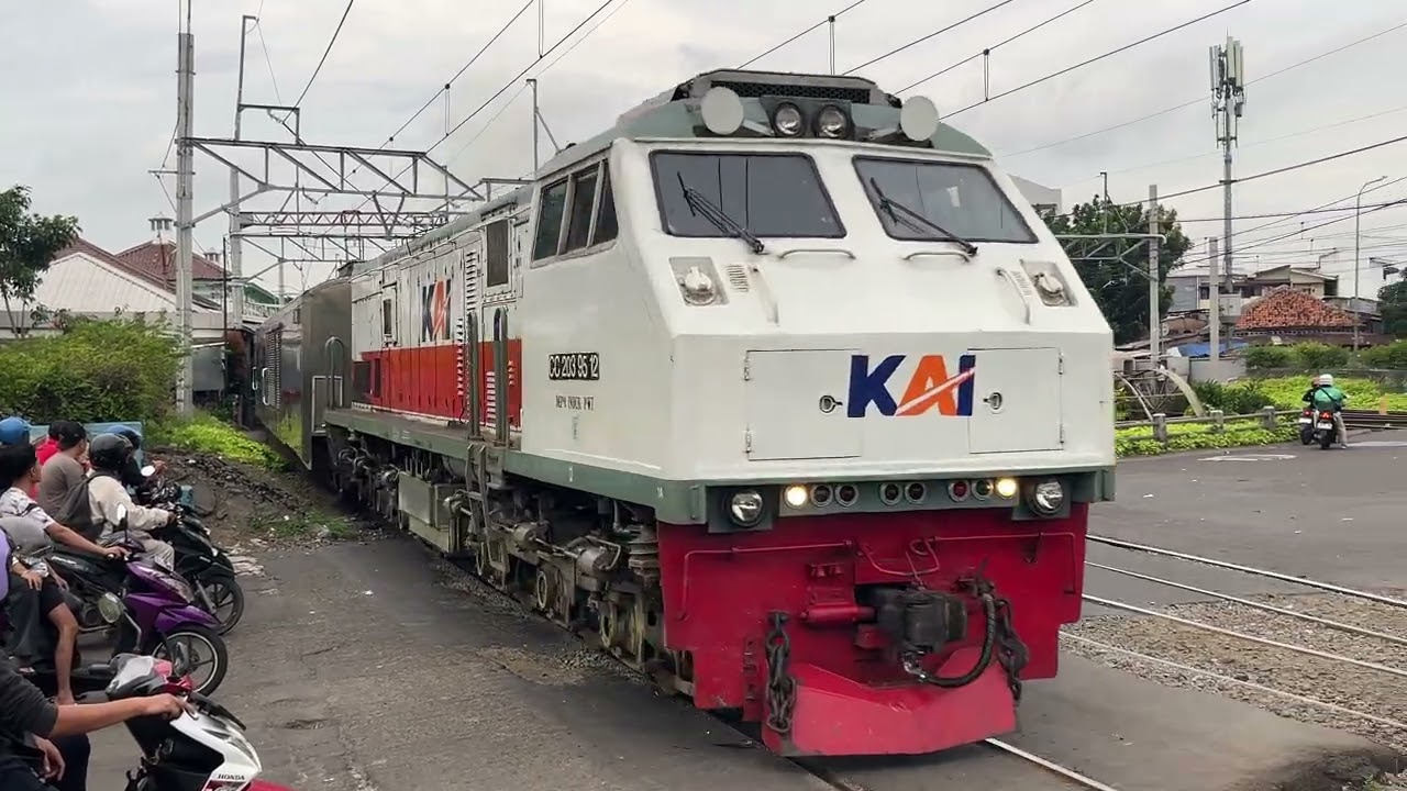 Upadate kereta Majapahit berangkat dari stasiun PSE