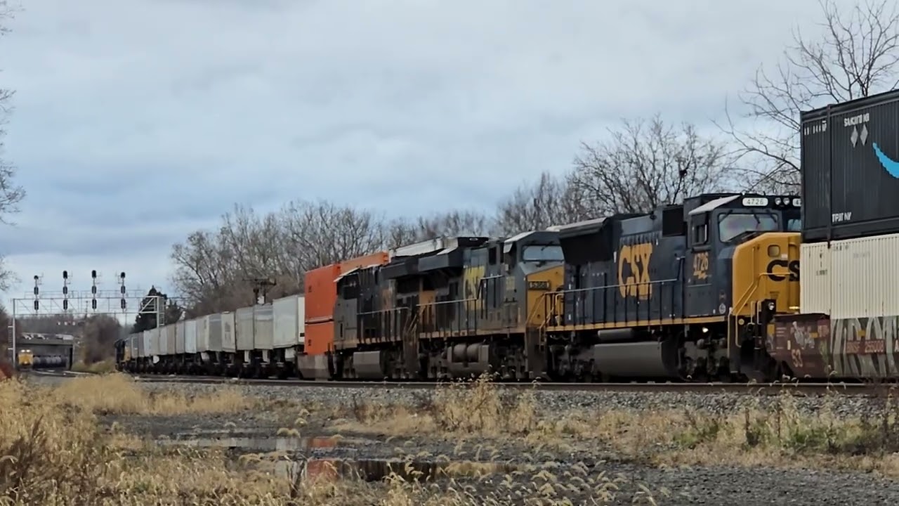CSX sneaking by.. west end of Dewitt yard 11.23.24