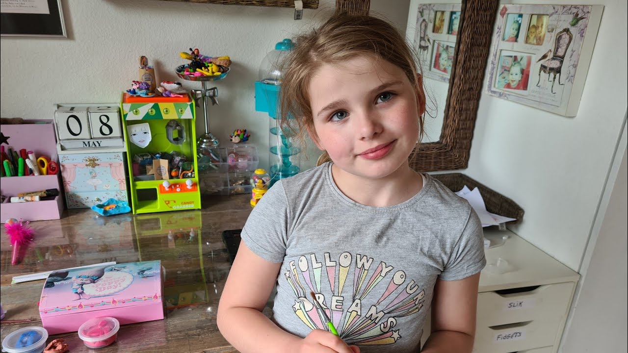 Sofia er syg i dag🥺Men orker dog at gynge & lave lidt kreativt 🌿🎠