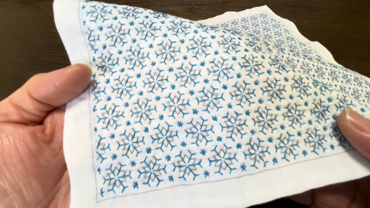 僕が言うのもなんですが、、紹介したのかどうか？忘れちゃった！わらべすくさん「雪の結晶(銀華) 改訂版」をご紹介。裏面も素敵♪（みせたい店主の刺し子ちゃん）