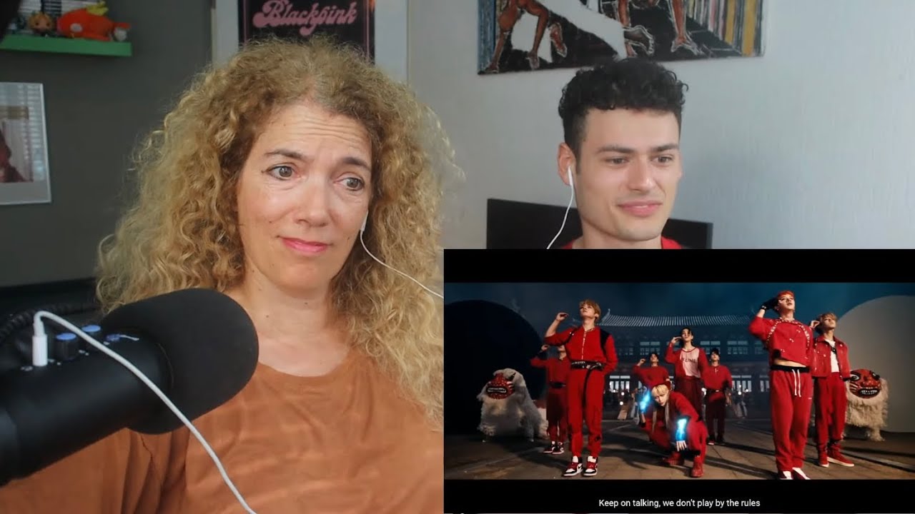 MY MOM DISCOVERS STRAY KIDS!! 'THUNDEROUS' 'BACK DOOR' & 'MIROH' REACTION