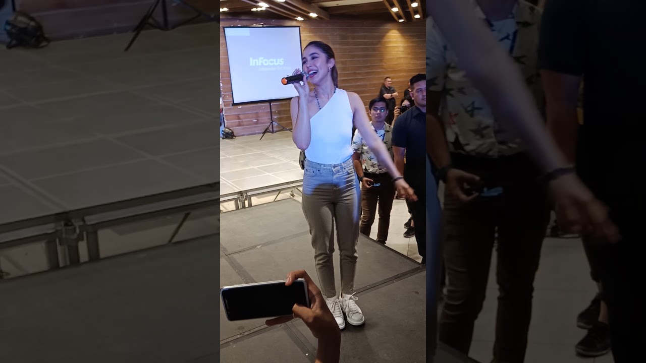 Julia Barretto Blooming Mall show @ SM