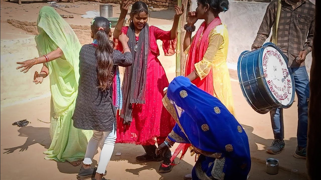 Bundelkhand Ke बूढी मां 😯 Ne लड़कियों को Ki File Dance Mein हुआ Competition || New Look Dance #2026 