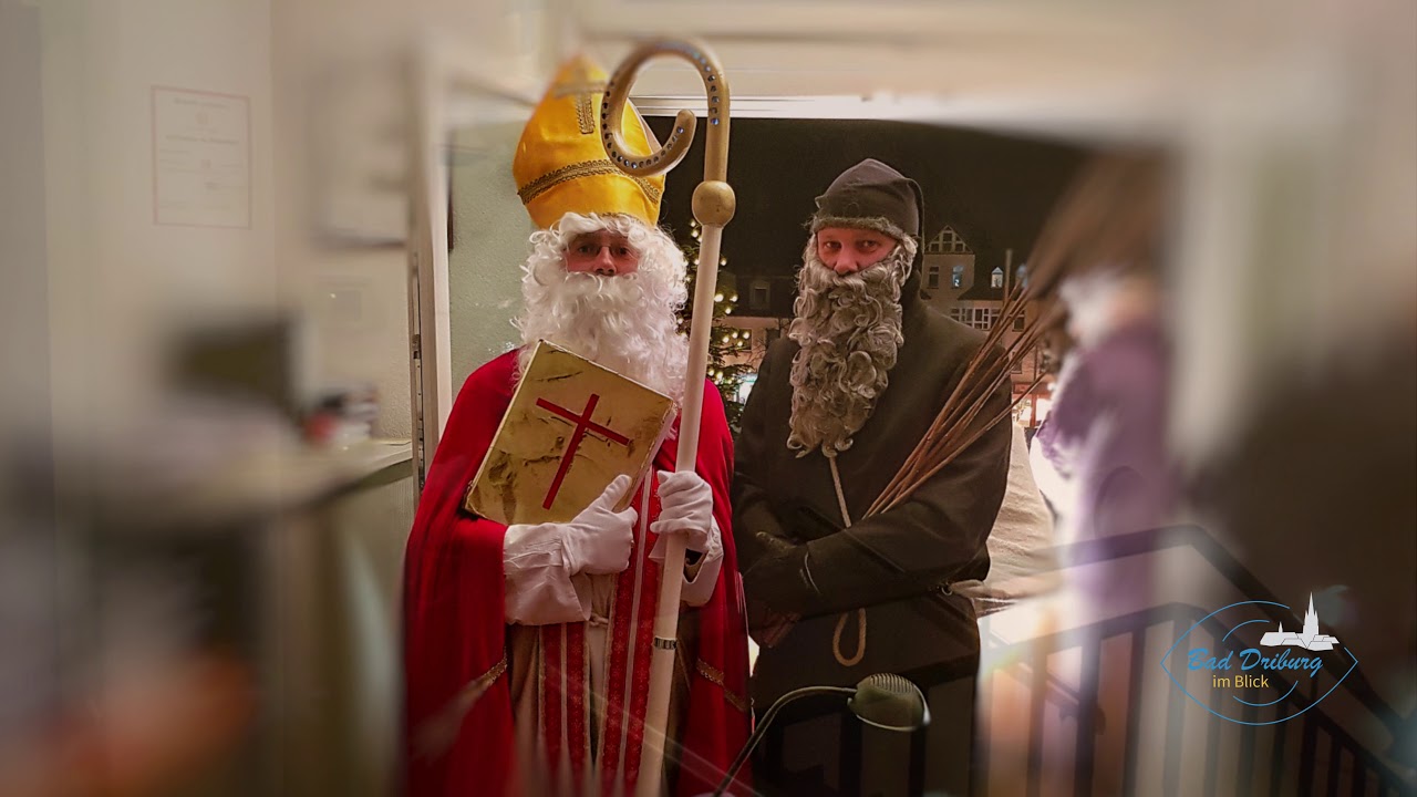 Heiliger St. Nikolaus geht durch die Stadt