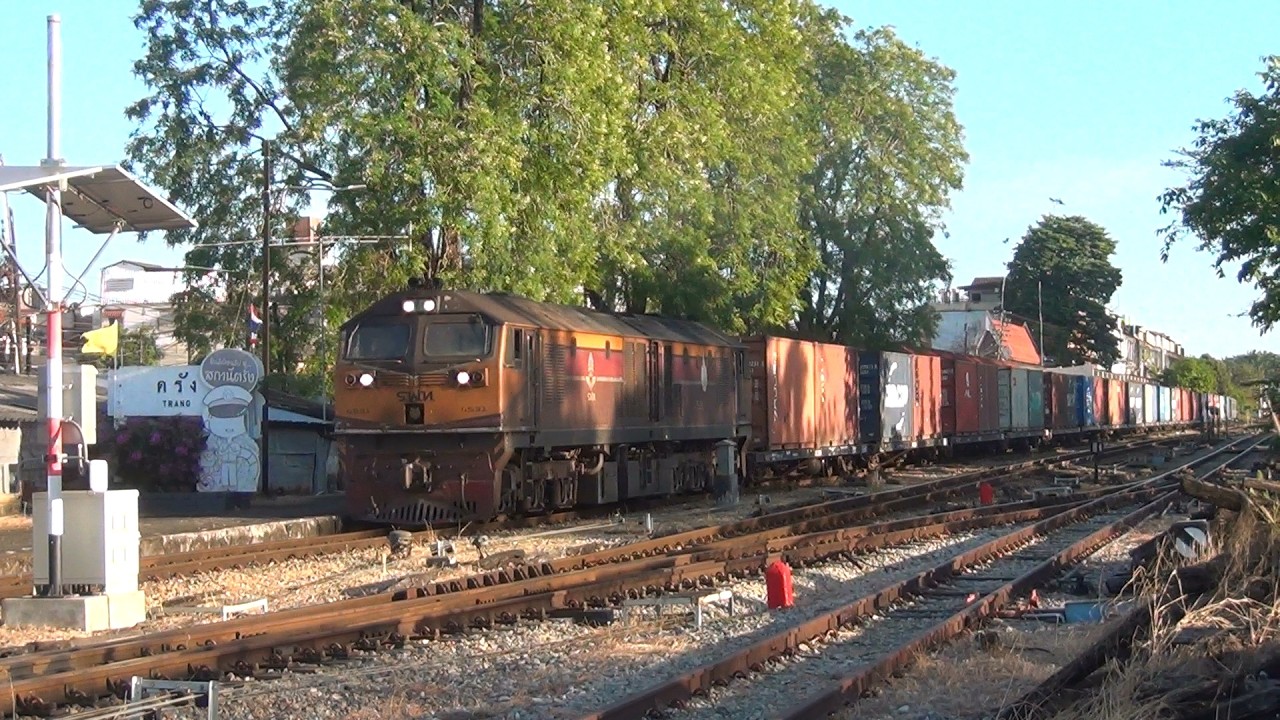 ขบวนรถสินค้าที่798 จอดรอสัญญาณทางสะดวก ก่อนออกจากสถานีรถไฟตรัง