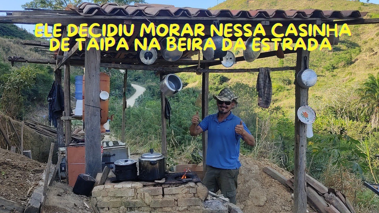 ELE TEM 52 ANOS E DECIDIU MORAR NESSA CASA DE TAIPA NA BEIRA DA ESTRADA?
