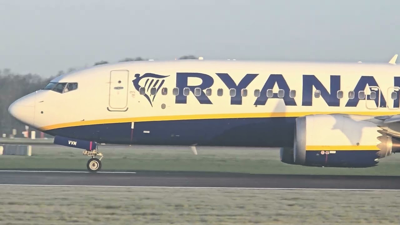 Beautiful morning with the arrival off Qatar 777 an variety of planes (Manchester Airport)