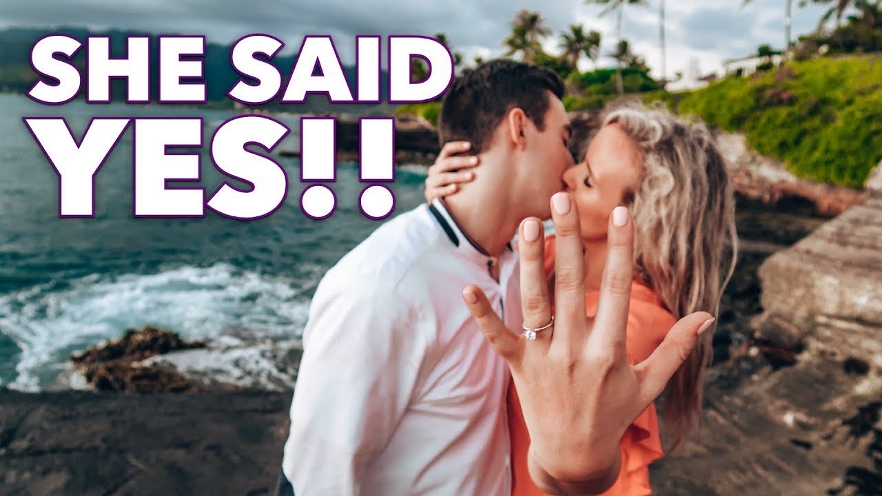 BEST BEACH PROPOSAL 💍 HAWAIIAN SUNSET ENGAGEMENT 🌅 BOYFRIEND PROPOSES TO GIRLFRIEND AT SUNSET