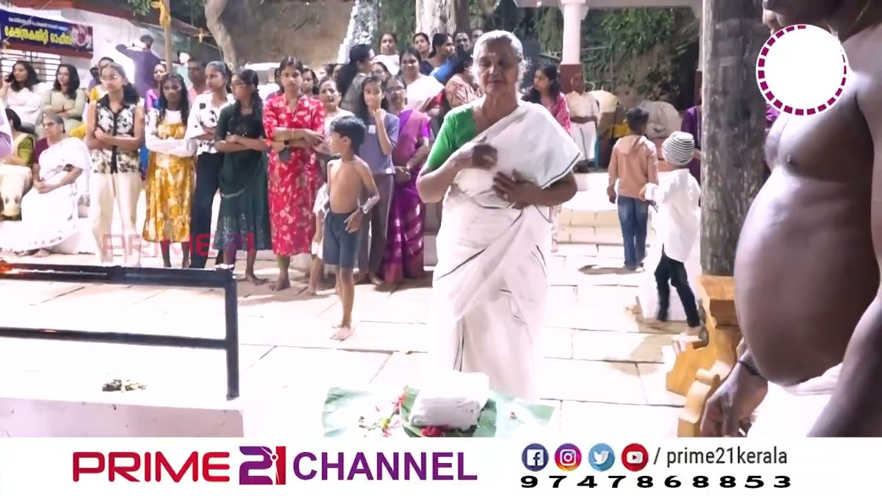 തൊഴു കൈകളോടെ ഭക്തർ..