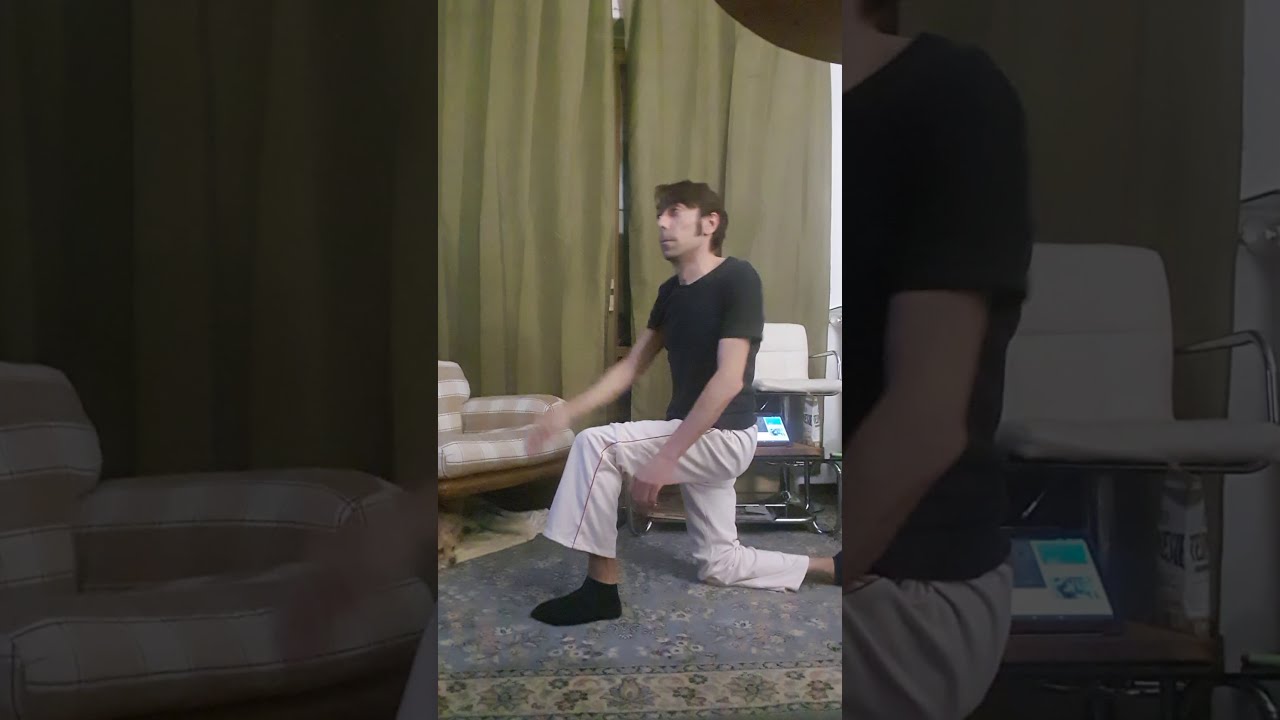 Hai le mani sotto le spalle e le ginocchia sotto le anche! aho...ma che stai a di? è è è!?