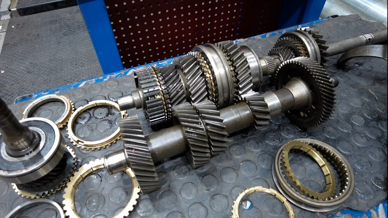 شرح اجزاء ناقل الحركه ( قير ) الجزء الأول Manual Transmission parts - part1