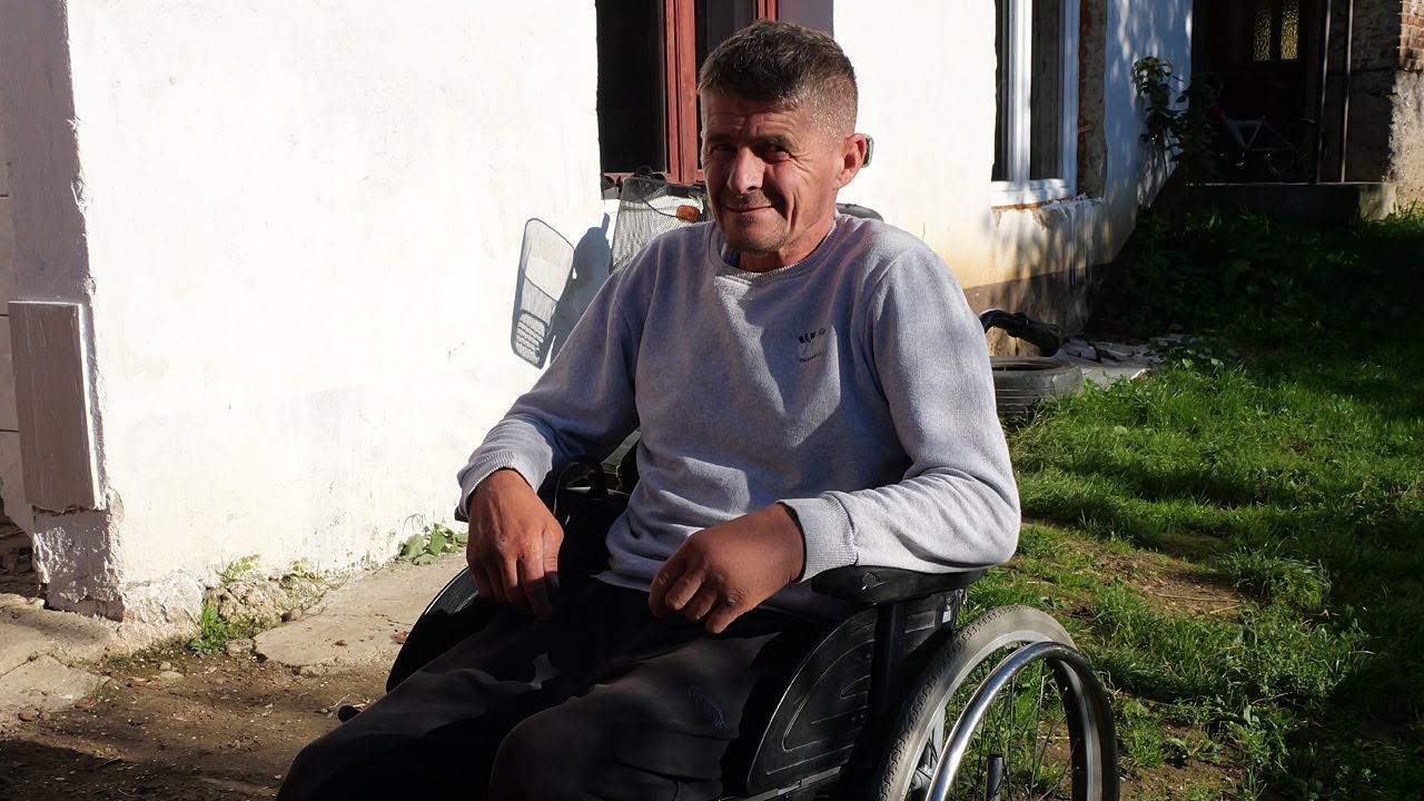 Živi u invalidskim kolicima u podrumu kuće