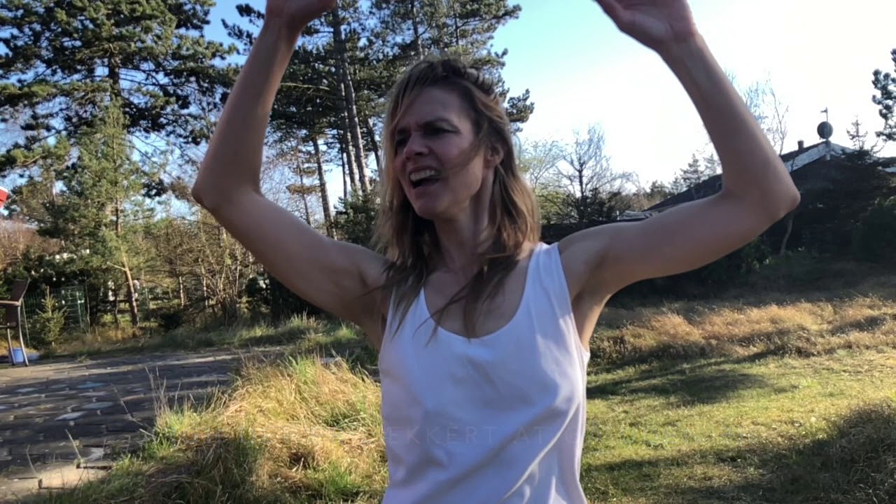 Signe Molde: Mon vi nogensinde begynder at gå med BH igen? #coronakarantænedage31 #fritgåendepatter