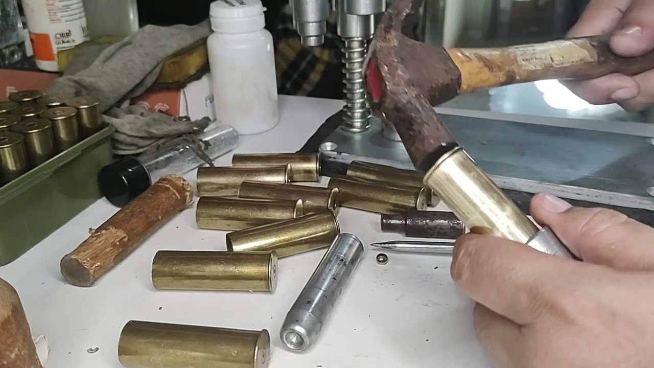 Calibrando Cartucho Metálico no Cal..12ga usando Prensa para Cartucho Plástico.