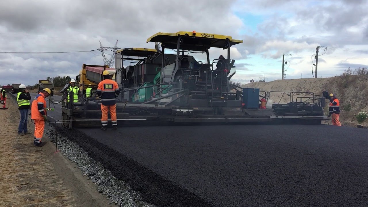 Układanie warstwy podbudowy bitumicznej w km 20+700L - 10.10.2017 r.