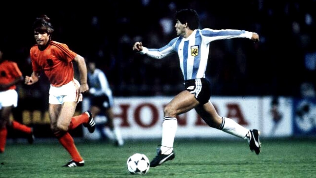 A young Diego Maradona leading Argentina against the Netherlands ● 1979 Friendly Match