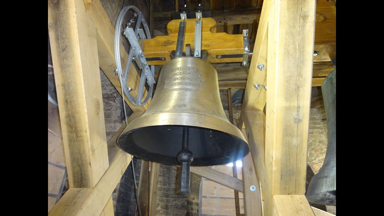 Kaufbeuren die neuen Glocken der evangelischen Dreifaltigkeitskirche Turmaufnahme