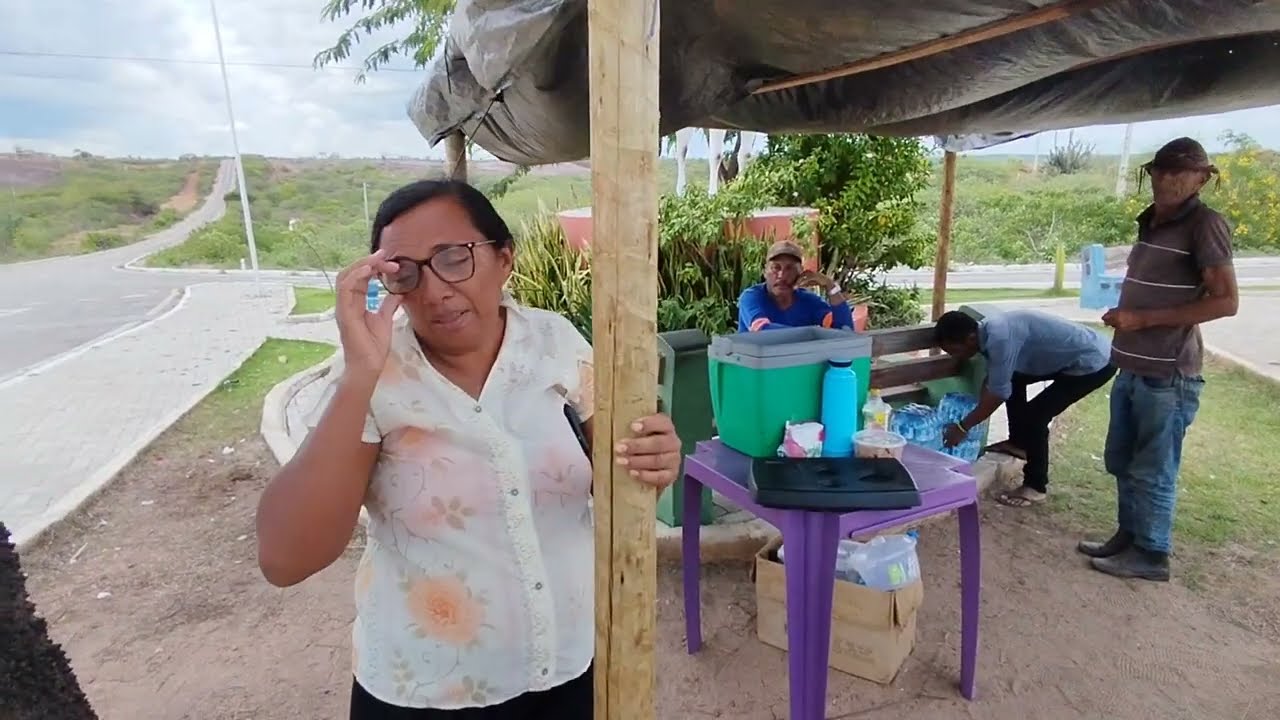  Dona Raimunda na barraca no trevo de verdejante no sertão de Pernambuco